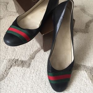 Black leather Gucci flats
